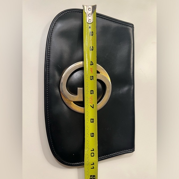 Vintage Gucci Clutch - 1970s Blondie Black Leather w/ Gold Metal GG logo - Picture 5 of 7